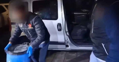 İZMİR'DE ARAÇTA UYUŞTURUCUYA 1 GÖZALTI