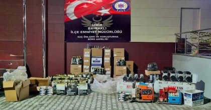 İZMİR'DE EV GÖRÜNÜMLÜ KAÇAK SİGARA İMALATHANESİNE OPERASYON