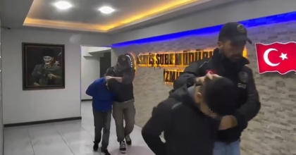 İZMİR'DE EV KURŞUNLADILAR, 3 ŞÜPHELİDEN BİRİ 13 YAŞINDA