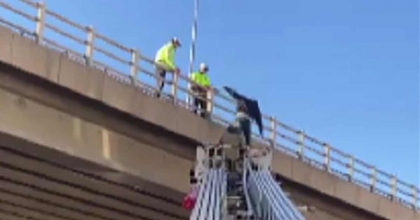 İZMİR'DE KORKU DOLU ANLAR: KÖPRÜDEN AŞAĞI ATLADI