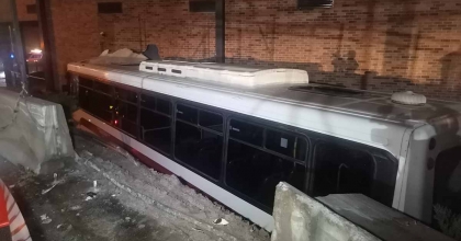 İZMİR'DE BELEDİYE OTOBÜSÜ AVM BAHÇESİNE DÜŞTÜ