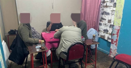 GİZLİ BÖLMEDE KUMAR OYNARKEN YAKALANDILAR