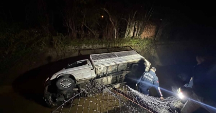 KAMYONET KANALA UÇTU, SÜRÜCÜ KAYIPLARA KARIŞTI