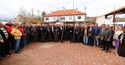 KAVAKLIDERE’DE CENNET ELMASI FİDANI DAĞITIMI