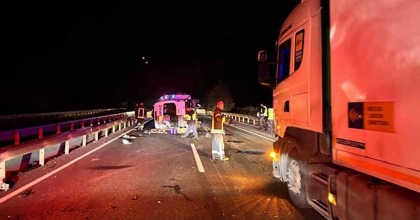 KIRKAĞAÇ'TA İŞÇİ SERVİSİ TIRA ÇARPTI: 1 ÖLÜ, 5 YARALI