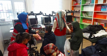 KIZILAY UŞAK'TA 58 ÖĞRENCİNİN İÇİNİ ISITTI 