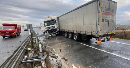 KONTROLDEN ÇIKAN TIR, TERS DÖNDÜ
