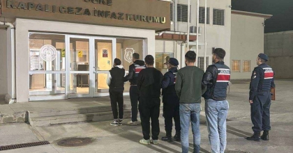 KUŞADASI'NDA 23 DÜZENSİZ GÖÇMEN VE 3 ORGANİZATÖR YAKALANDI