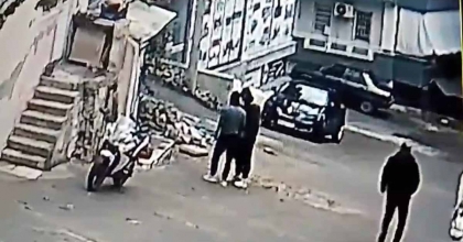 KAR MASKELİ SOYGUNCULAR GÜPEGÜNDÜZ EV SOYMAYA KALKTI