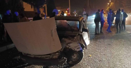 KÜTAHYA'DA OTOMOBİL İLE KAMYON ÇARPIŞTI: 2 YARALI