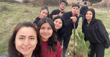 LİSE ÖĞRENCİLERİ FİDANLARI TOPRAKLA BULUŞTURDU