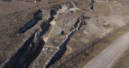MSKÜ'NÜN DESTEK VERDİĞİ KAZILARDA SURLAR ORTAYA ÇIKIYOR