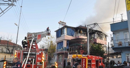 MANİSA’DA 3 KATLI BİNADA ÇIKAN YANGIN KORKUTTU