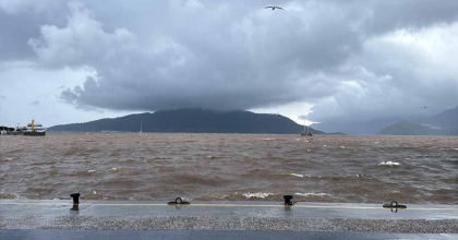 SAĞANAK YAĞIŞLA SOKAKLAR DEREYE, DENİZİN RENGİ KAHVERENGİYE DÖNDÜ