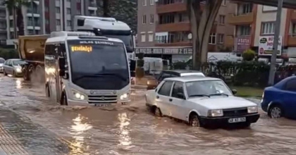 MİLAS’TA SAĞANAK YAĞIŞ YOLLARI GÖLE ÇEVİRDİ