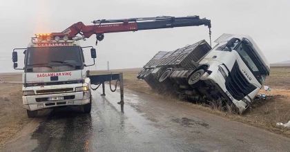 MISIR YÜKLÜ TIRIN DEVRİLDİ BÜYÜK ÇAPTA MADDE HASAR OLUŞTU