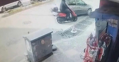 MOTOSİKLETE ÇARPIP KAÇTI: KAZA GÜVENLİK KAMERALARINA YANSIDI