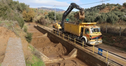 NAZİLLİ BELEDİYESİ ÇÖKELTME HAVUZLARINDA TEMİZLİK ÇALIŞMASI YAPTI