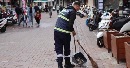 NAZİLLİ’DE BİR SAATTE 3 BİNDEN FAZLA İZMARİT TOPLANDI