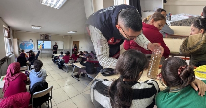 ÖĞRENCİLERE SİNEKLE MÜCADELE ANLATILIYOR