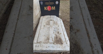 BİZANS DÖNEMİ HAC İŞARETLİ KİLİSE LEVHASI ELE GEÇİRİLDİ