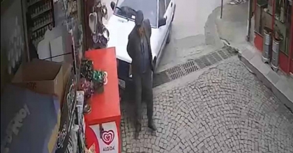 OTOMOBİLİN ÇARPTIĞI YAYANIN SOĞUKKANLI TAVIRLARI DİKKAT ÇEKTİ