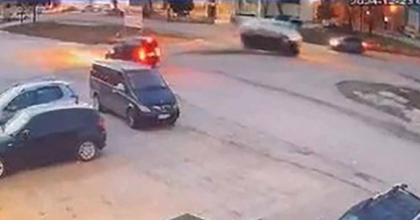 OTOMOBİLLE ÇARPIŞAN DOLMUŞUN DEVRİLDİĞİ ANLAR KAMERADA