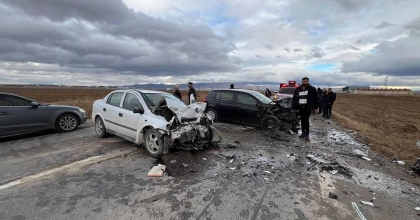 OTOMOBİLLERİN ÇARPIŞTIĞI KAZADA YAŞLI ÇİFT HAYATINI KAYBETTİ