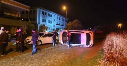 PARK ETMEK İSTERKEN OTOMOBİLİ DEVİRDİ