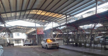 PARK HALİNDEKİ ARAÇ ALEV ALIP YANDI