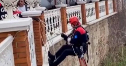 TELLERDE MAHSUR KALAN KEDİ İTFAİYE OPERASYONUYLA KURTARILDI