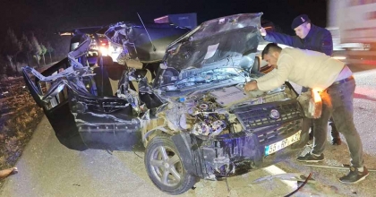 TIRA ARKADAN ÇARPAN OTOMOBİLDE İKİSİ BEBEK 5 KİŞİ YARALANDI