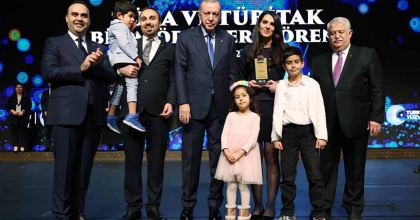 UŞAK ÜNİVERSİTESİ ÖĞRETİM ÜYESİNE 'ÜSTÜN BAŞARILI GENÇ BİLİM İNSANI' ÖDÜLÜ