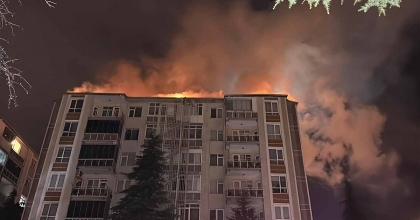 UŞAK'TA APARTMANIN ÇATISINDA ÇIKAN YANGIN SÖNDÜRÜLDÜ