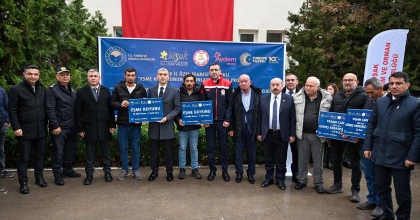 UŞAK'TA YETİŞTİRİCİLERE 500 ADET EŞME KOYUNU DAĞITILDI