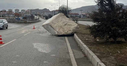 YOLA DÜŞEN MERMER BLOK SÜRÜCÜLERE ZOR ANLAR YAŞATTI