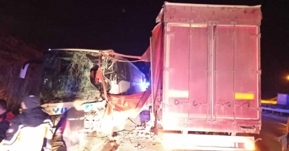 YOLCU OTOBÜSÜYLE TIR ÇARPIŞTI: 18 YARALI  
