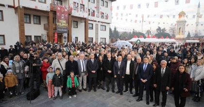 YUNUSEMRE'DE YENİ YIL ÇARŞISI AÇILDI
