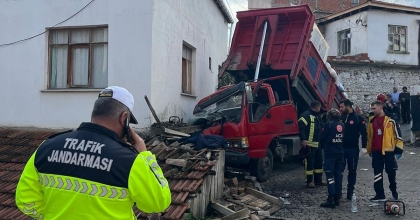  ZEYTİN YÜKLÜ KAMYONET EVE ÇARPTI: 1 ÖLÜ, 2 YARALI