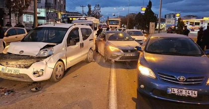 ZİNCİRLEME TRAFİK KAZASINDA 7 KİŞİ YARALANDI  