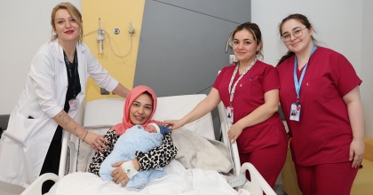 İZMİR'DE YENİ YILIN İLK BEBEĞİ MAHİR DENİZ OLDU  