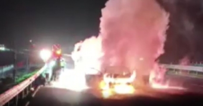 İZMİR’DE YENİ YILIN İLK DAKİKALARINDA BİR ARAÇ ALEV ALEV YANDI  