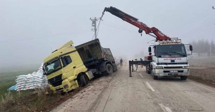 AFYONKARAHİSAR'DA GÜBRE YÜKLÜ TIR DEVRİLDİ, SÜRÜCÜ YARALANDI