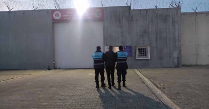 AKHİSAR'DA 32 YIL HAPİS CEZASI BULUNAN FİRARİ YAKALANDI