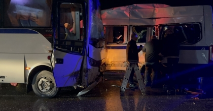 AKHİSAR’DA İKİ İŞÇİ SERVİS ÇARPIŞTI: 35 YARALI