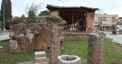 ASIRLARCA AYAKTA DURDU, TADİLATTAN SONRA YAĞMURDA ÇÖKTÜ