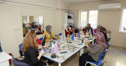 ATIK MALZEMELERİ HEDİYELİK EŞYALARA DÖNÜŞTÜRÜYORLAR