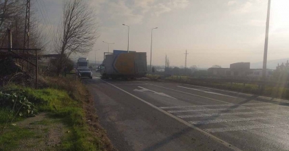 AYDINLATMA DİREĞİNE ÇARPAN KAMYONET SÜRÜCÜSÜ YARANDI