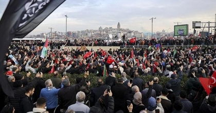 BİNLERCE KİŞİ GALATA KÖPRÜSÜ'NDE FİLİSTİN İÇİN YÜRÜDÜ