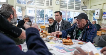 BAŞKAN ZEYREK SABAHIN İLK IŞIKLARIYLA HALKLA BULUŞTU